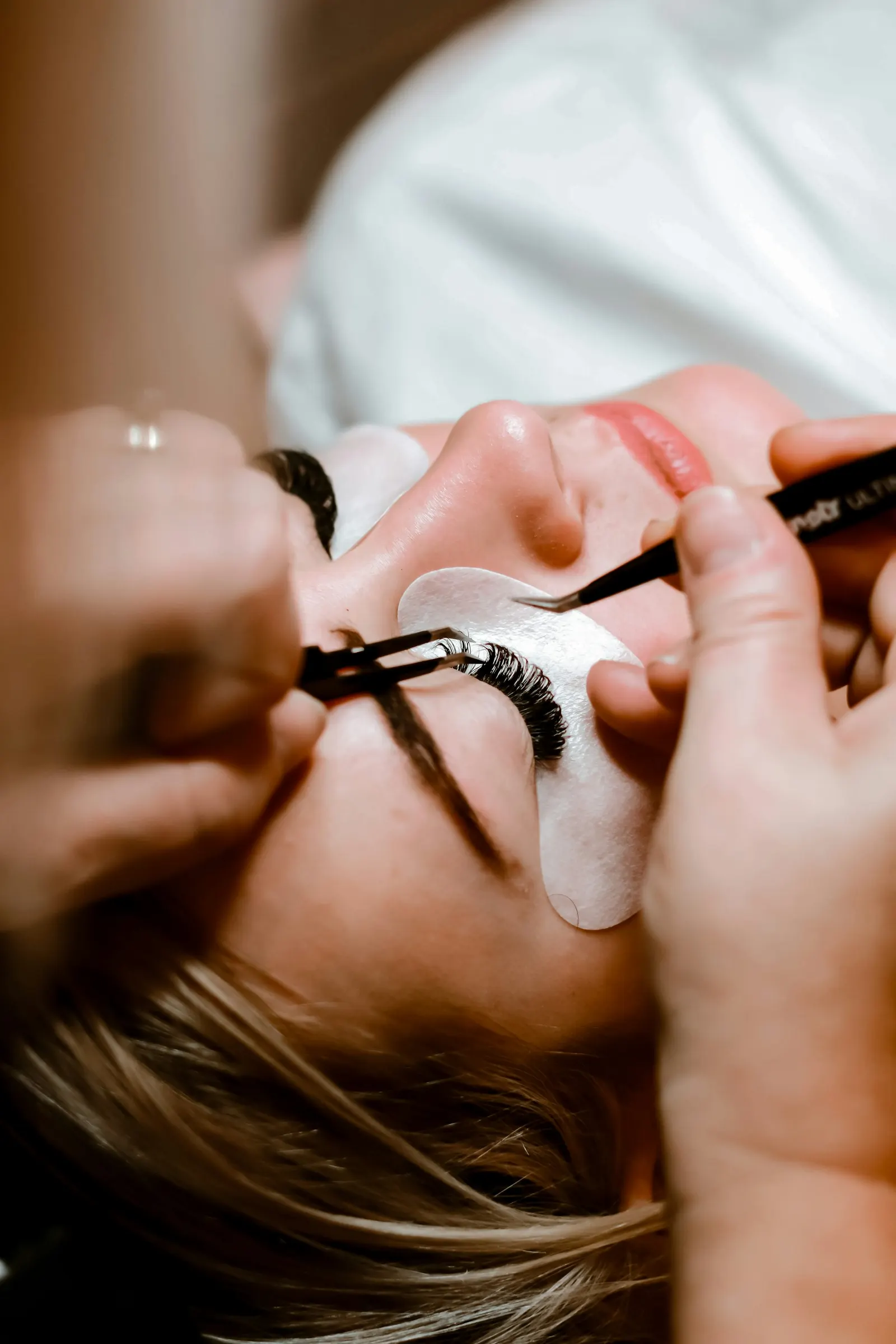 Gözüne ipek kirpik uygulanan bir müşteri